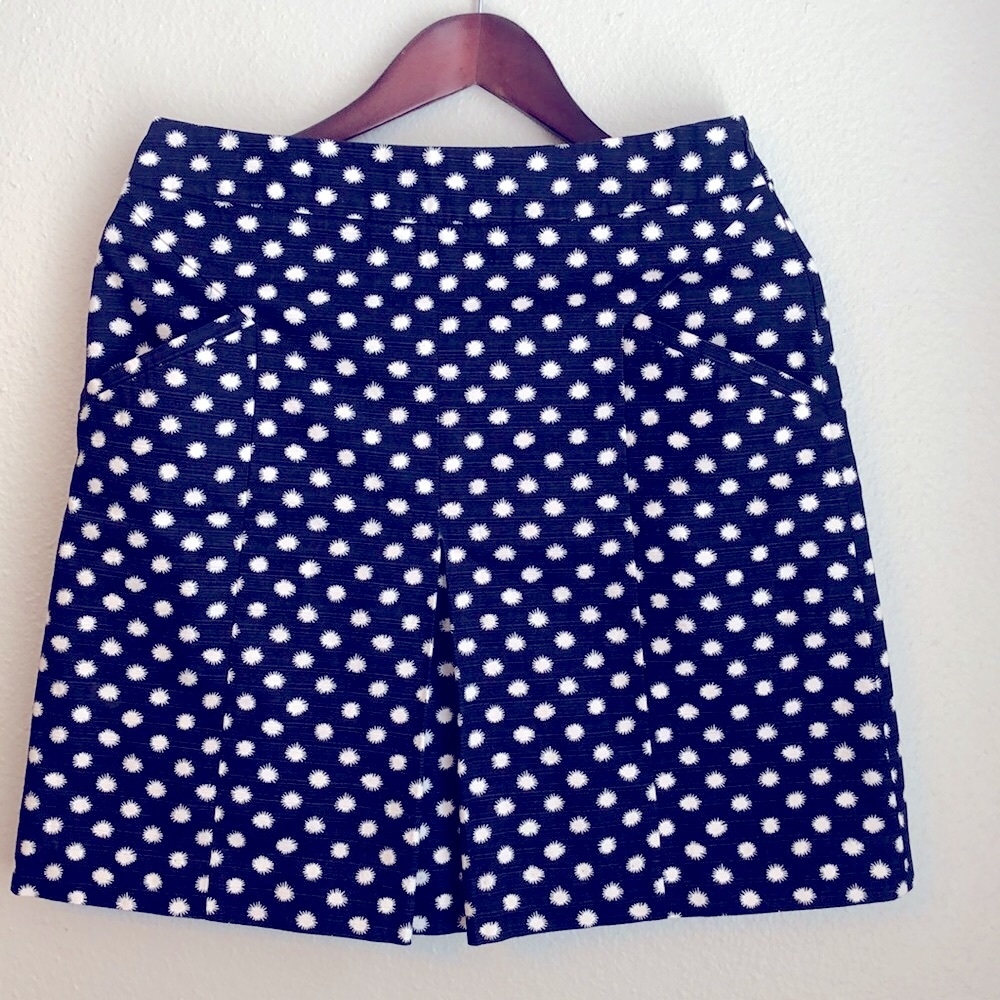 Boden navy and white patterned pleaded skirt
